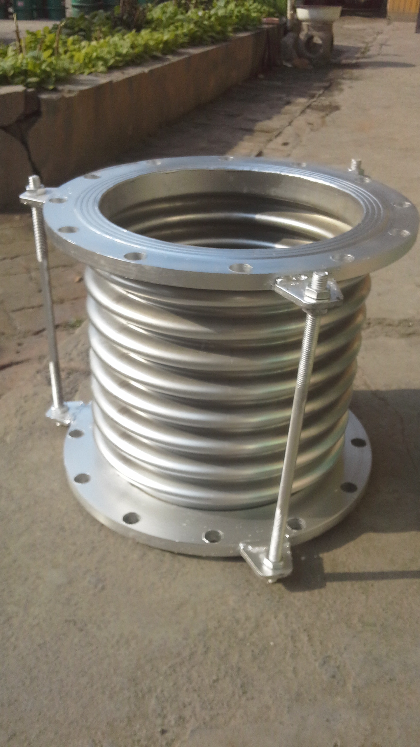 焊接式波纹补偿器金属波纹管是如何电焊焊接上来的