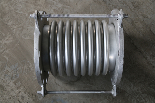 大拉杆波纹补偿器工作原理